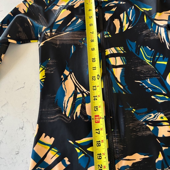 NWT Volcom Women’s Rashguard - Picture 6 of 7